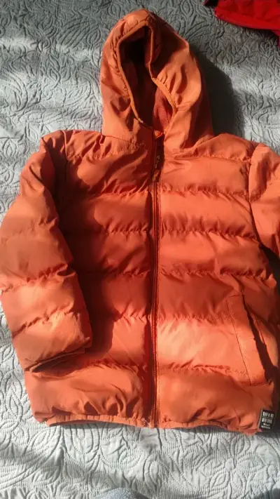 Chaqueta acolchada naranja con capucha - miniatura 1