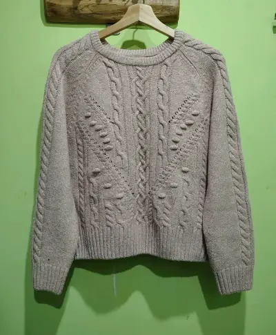 Suéter de lana rosado con diseño trenzado - miniatura 1