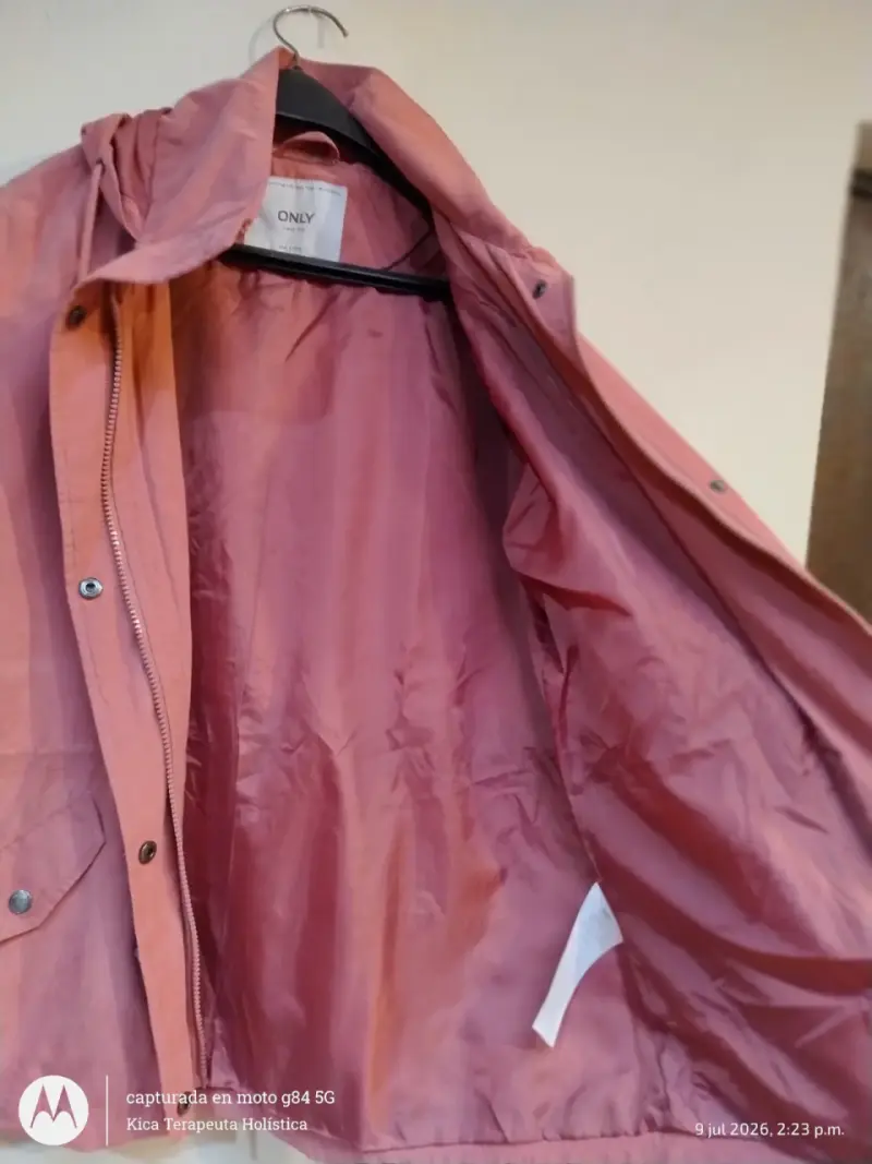 Chaqueta  rosada marca Only con capucha - 3