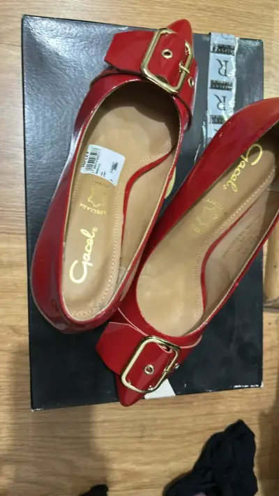 Zapatos con taco chico rojos con hebilla Gacel - miniatura 1
