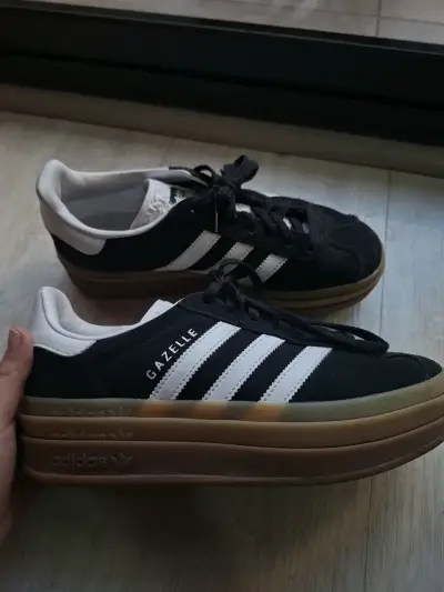 Zapatillas Adidas Gazelle negras y blancas - miniatura 1