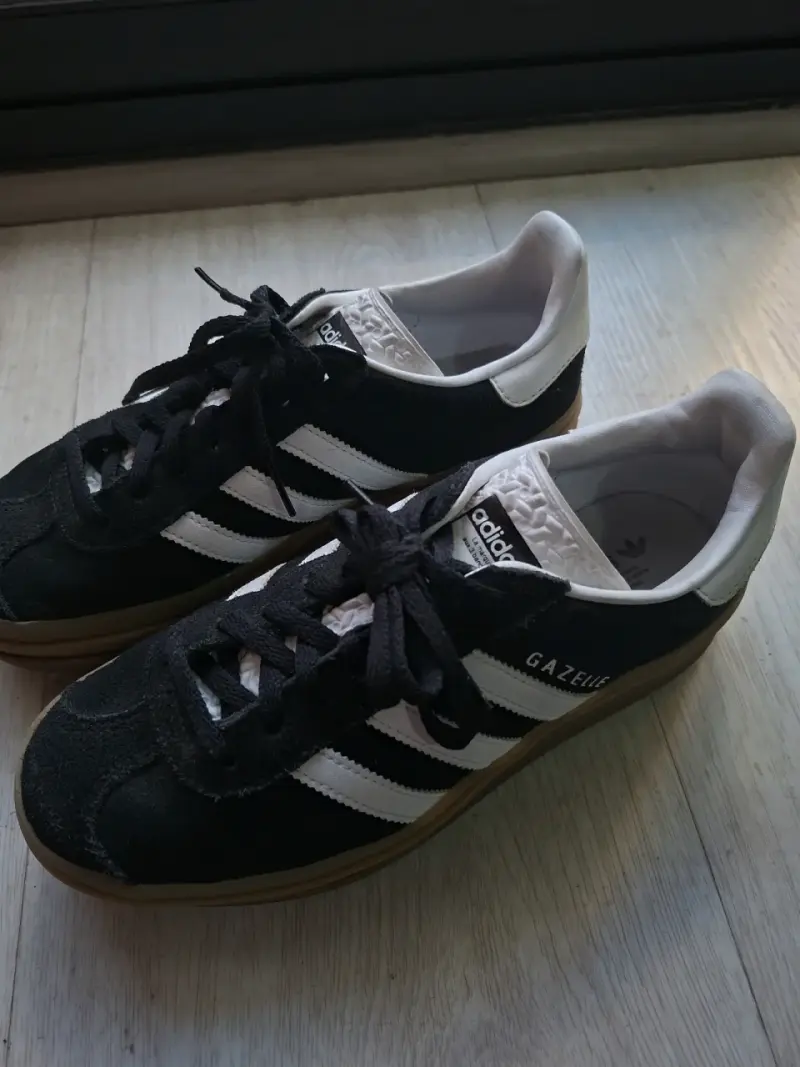 Zapatillas Adidas Gazelle negras y blancas - 4
