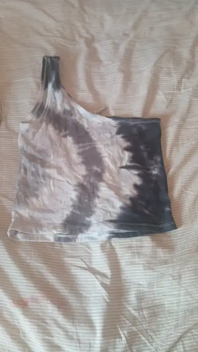 Top asimétrico tie-dye blanco y negro - miniatura 1