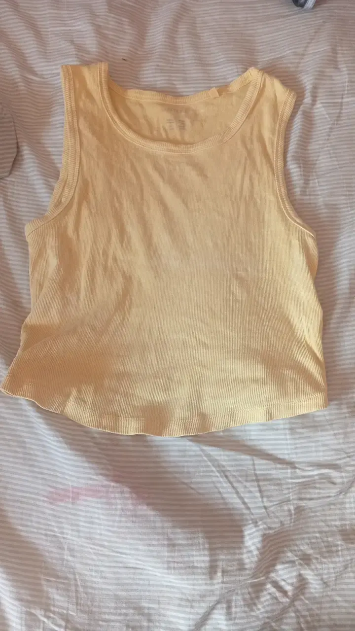 Polera sin mangas color amarilla
