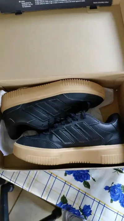 Zapatillas Adidas negras con suela beige - miniatura 1