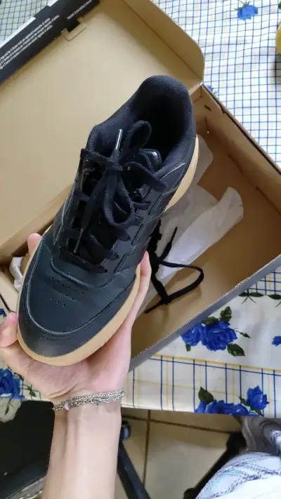 Zapatillas Adidas negras con suela beige - miniatura 2