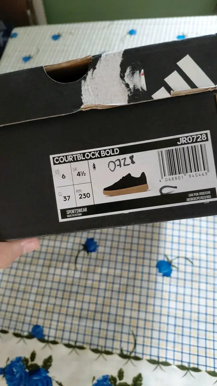 Zapatillas Adidas negras con suela beige - 3