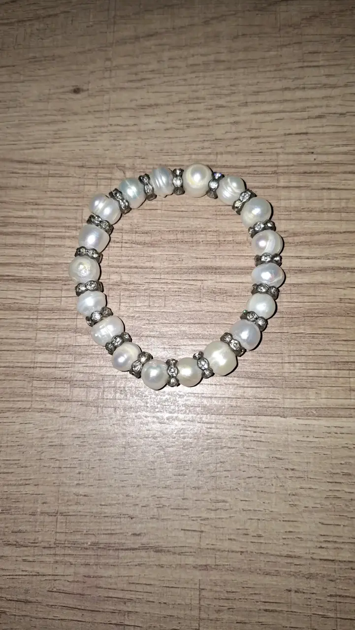 Pulsera elástica de perlas blancas y pedrería