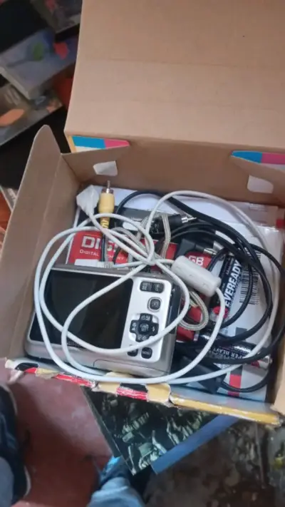 Cámara digital compacta con accesorios - miniatura 1