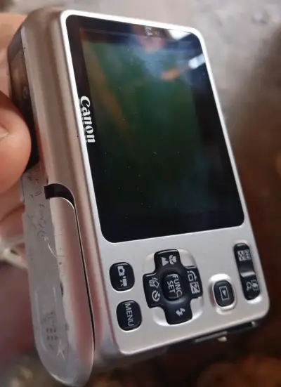 Cámara digital compacta con accesorios - miniatura 2