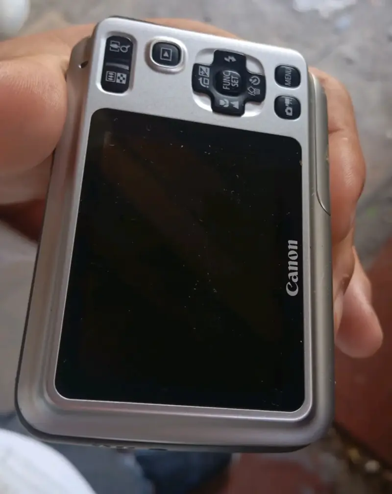 Cámara digital compacta con accesorios - 4