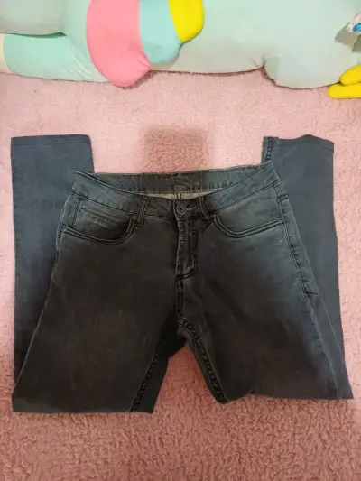 Jeans oscuros para hombre en buen estado - miniatura 1
