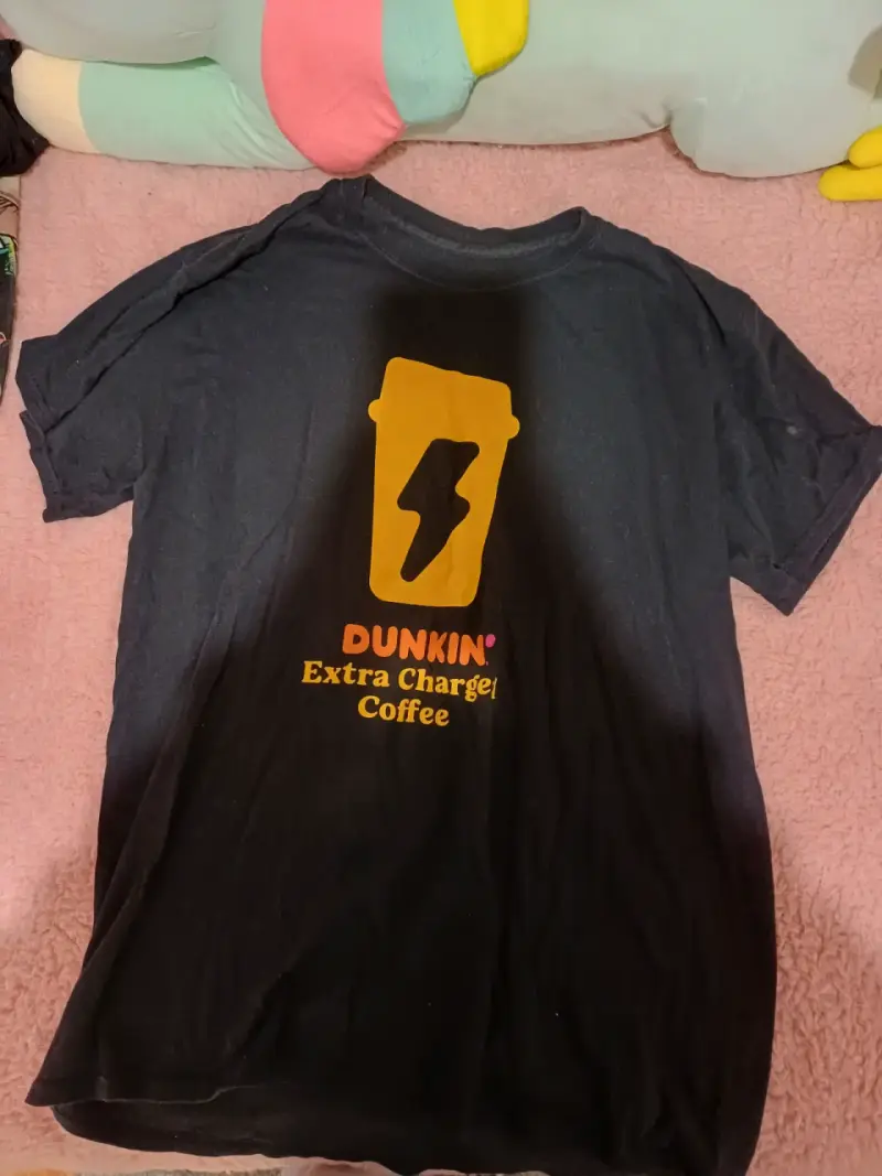 Polera negra Dunkin' Extra Charged Coffee - 1