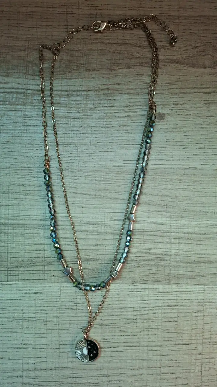 Collar doble con dije de sol y luna