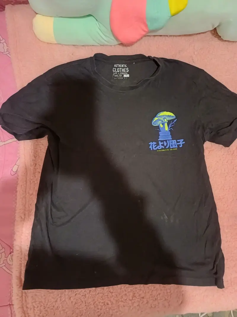 Polera negra con diseño - 2