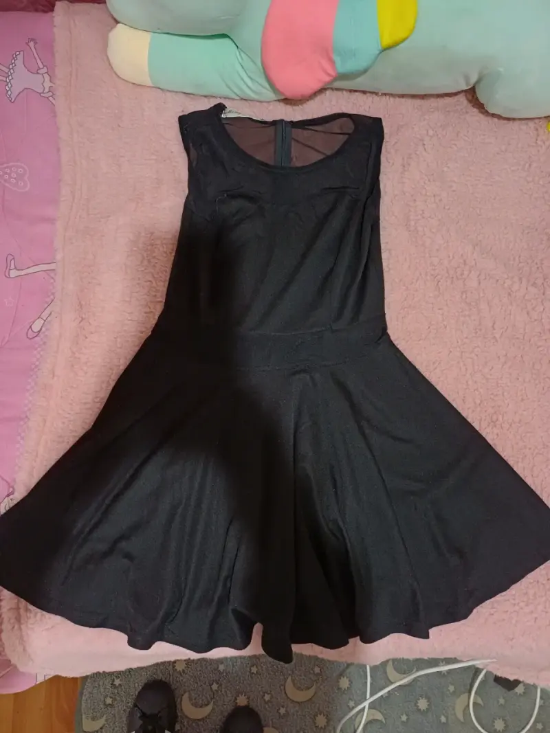 Vestido negro elegante con transparencia - 1