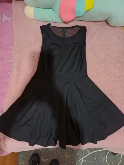 Vestido negro elegante con transparencia - miniatura 1