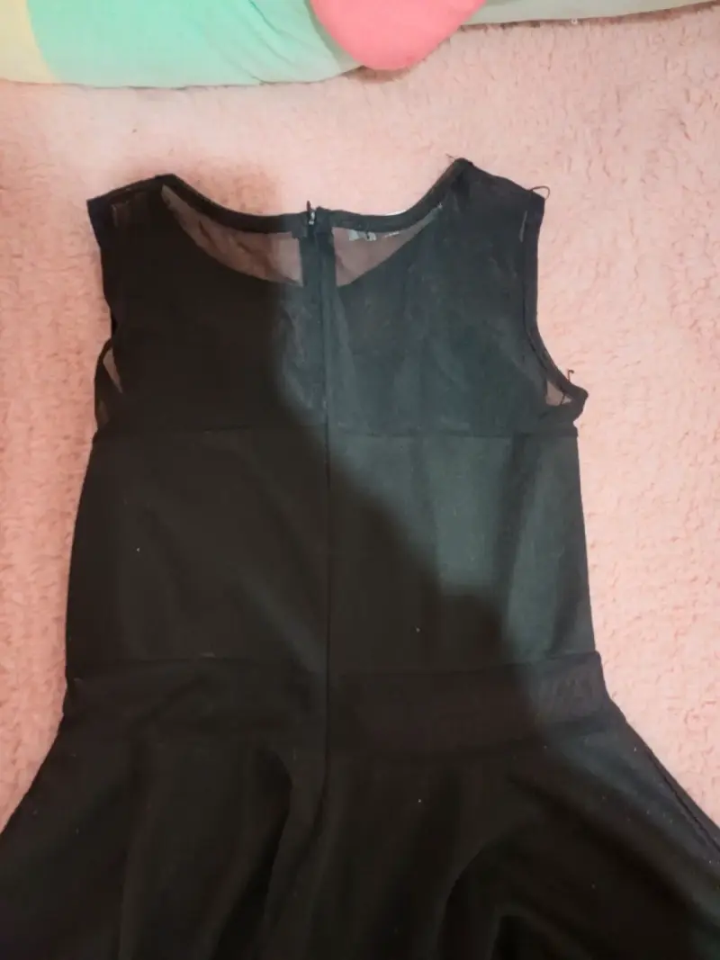 Vestido negro elegante con transparencia - 2