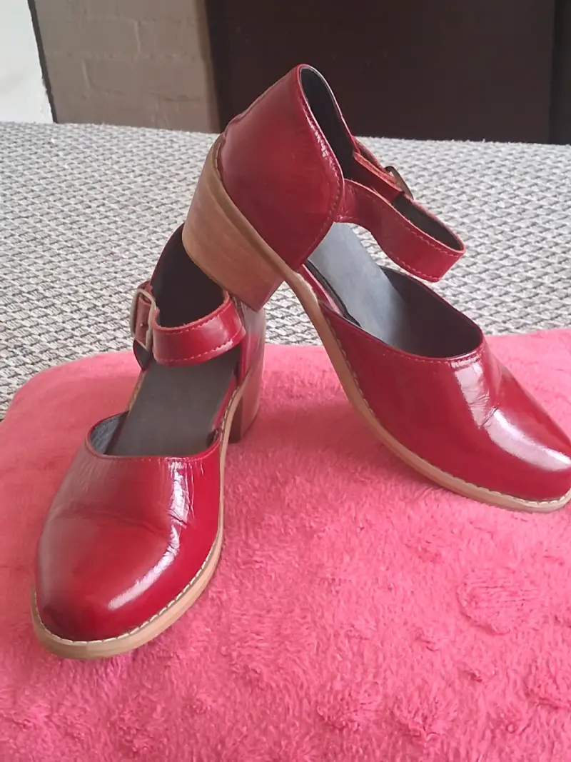 Zapatos de tacón rojo charol para mujer