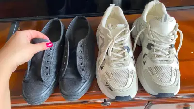Zapatillas deportivas blancas y negras - miniatura 1