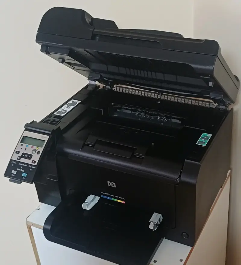 Impresora multifuncional HP LaserJet Pro - 3