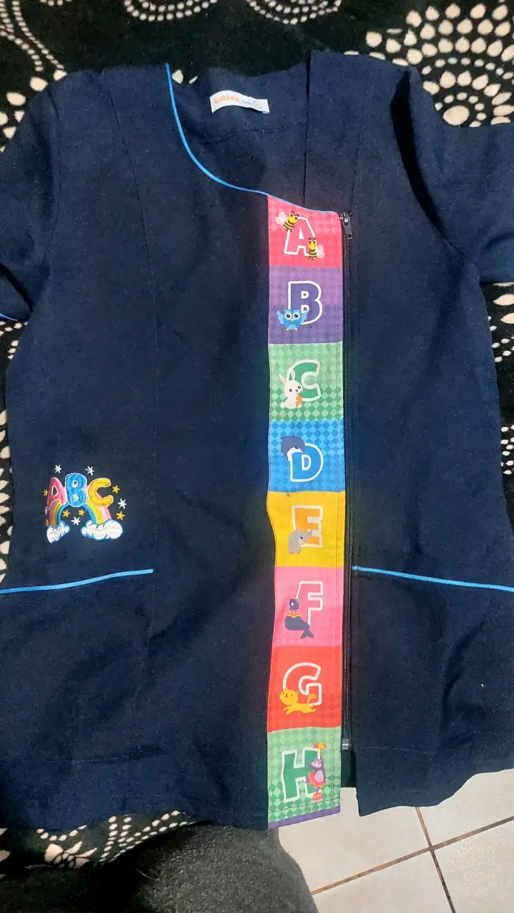 Delantal escolar azul con diseño ABC - 7