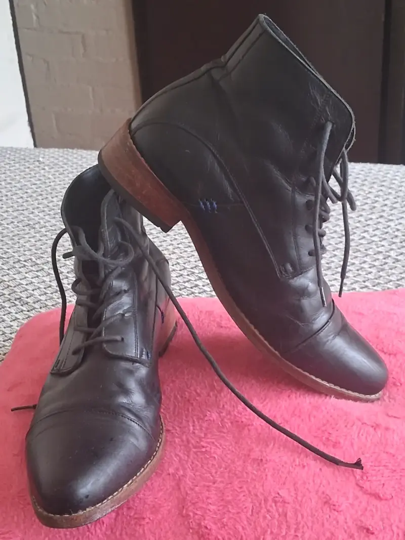 Botines de cuero negro para mujer