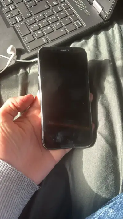 iPhone 11 con detalles - miniatura 1