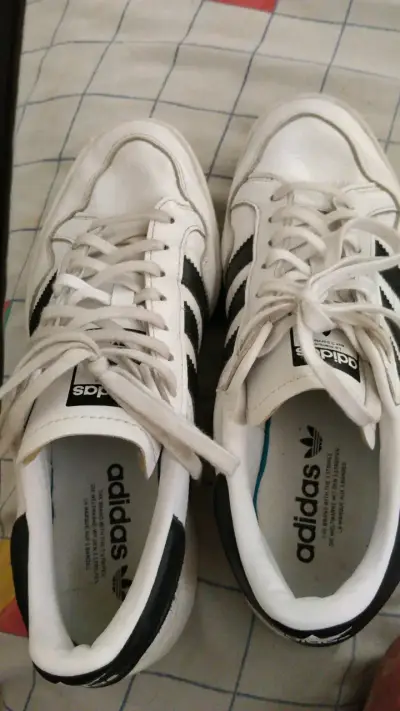 Zapatillas Adidas blancas con franjas negras - miniatura 1