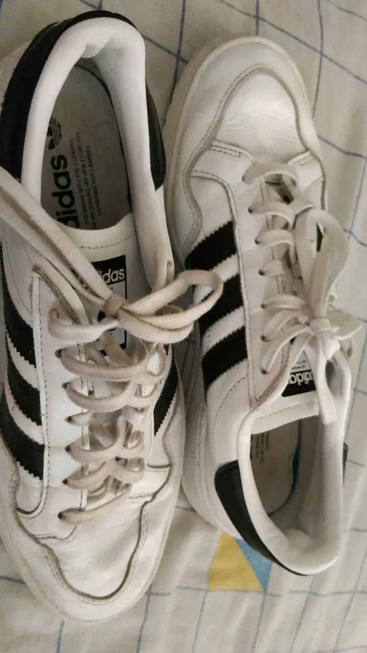 Zapatillas Adidas blancas con franjas negras - 2
