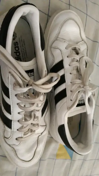 Zapatillas Adidas blancas con franjas negras - miniatura 2