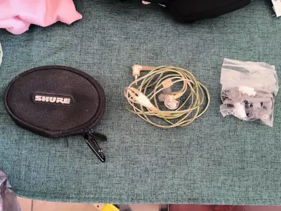 Auriculares Shure 215 con estuche y accesorios - miniatura 1