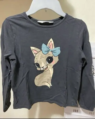 Polera infantil gris con diseño de perrito - miniatura 1