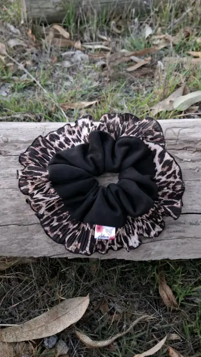 Scrunchie de gamuza con plizado animal print - miniatura 1
