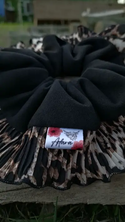 Scrunchie de gamuza con plizado animal print - miniatura 2
