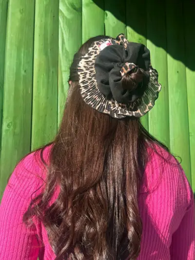 Scrunchie de gamuza con plizado animal print - miniatura 3