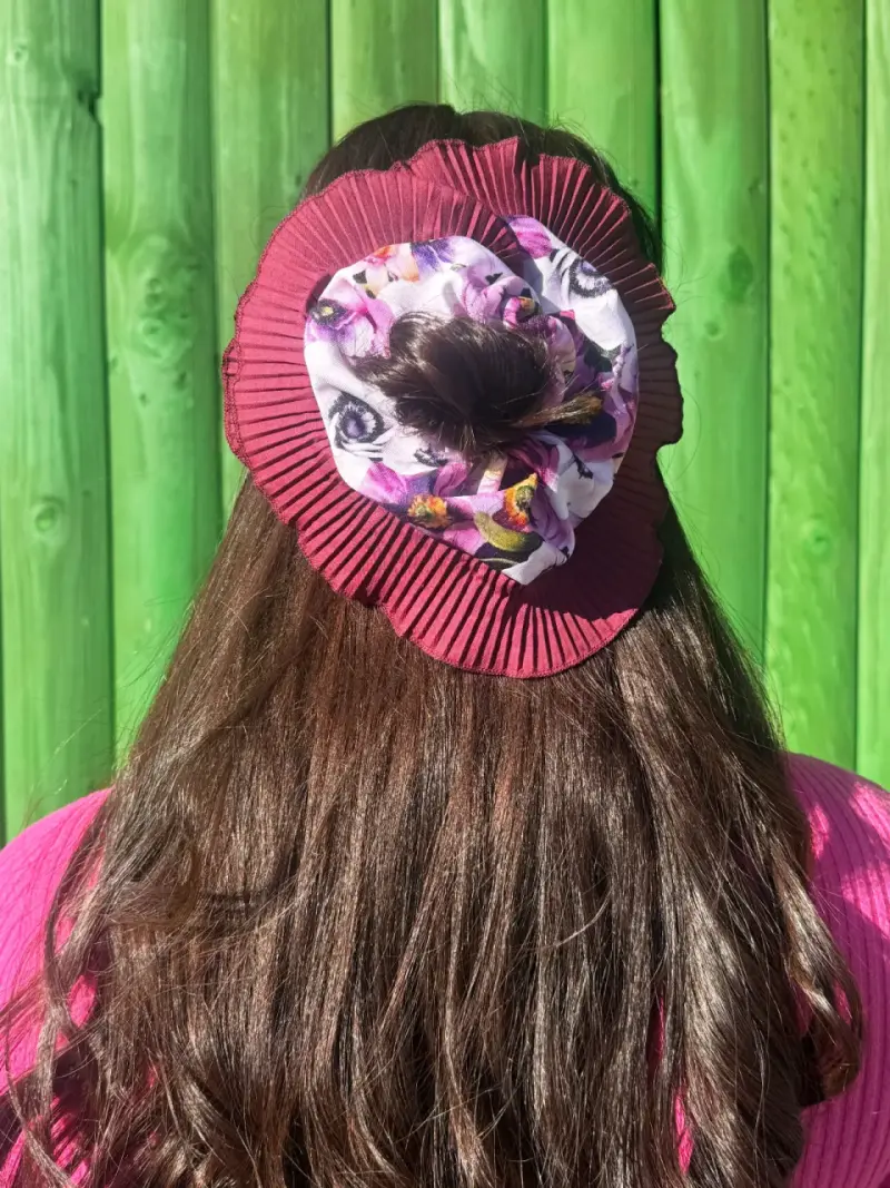 Colección de scrunchies florales y plisados - 3