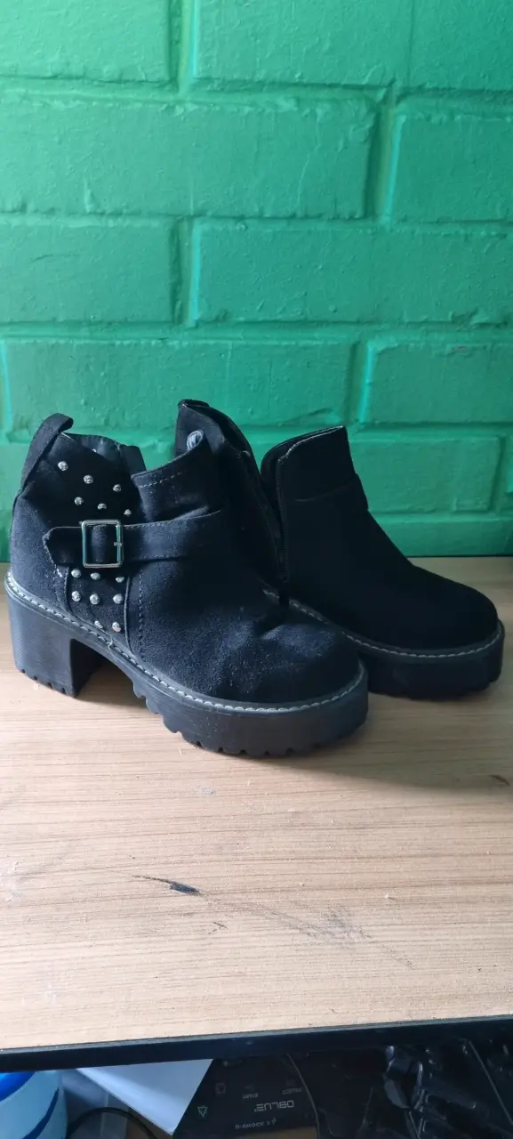 Botines negros con hebilla y tachas