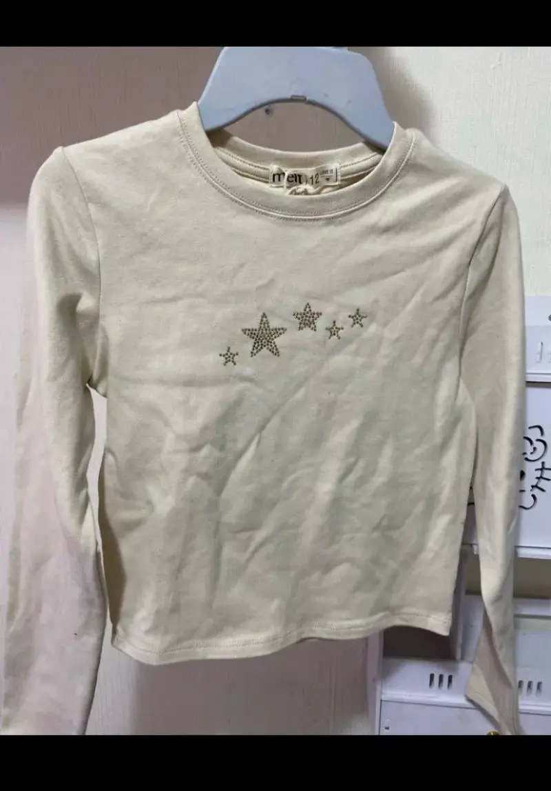 Polera manga larga para niña beige con estrellas - 1