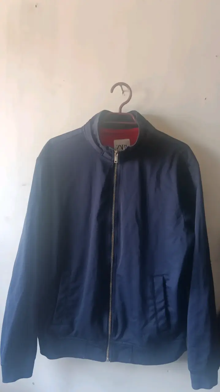 Chaqueta azul Zara con cierre frontal