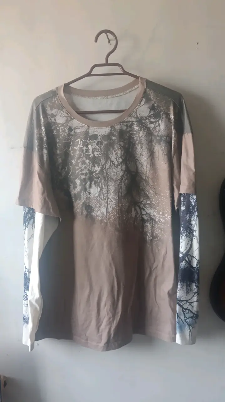 Polera manga larga con diseño de calaveras
