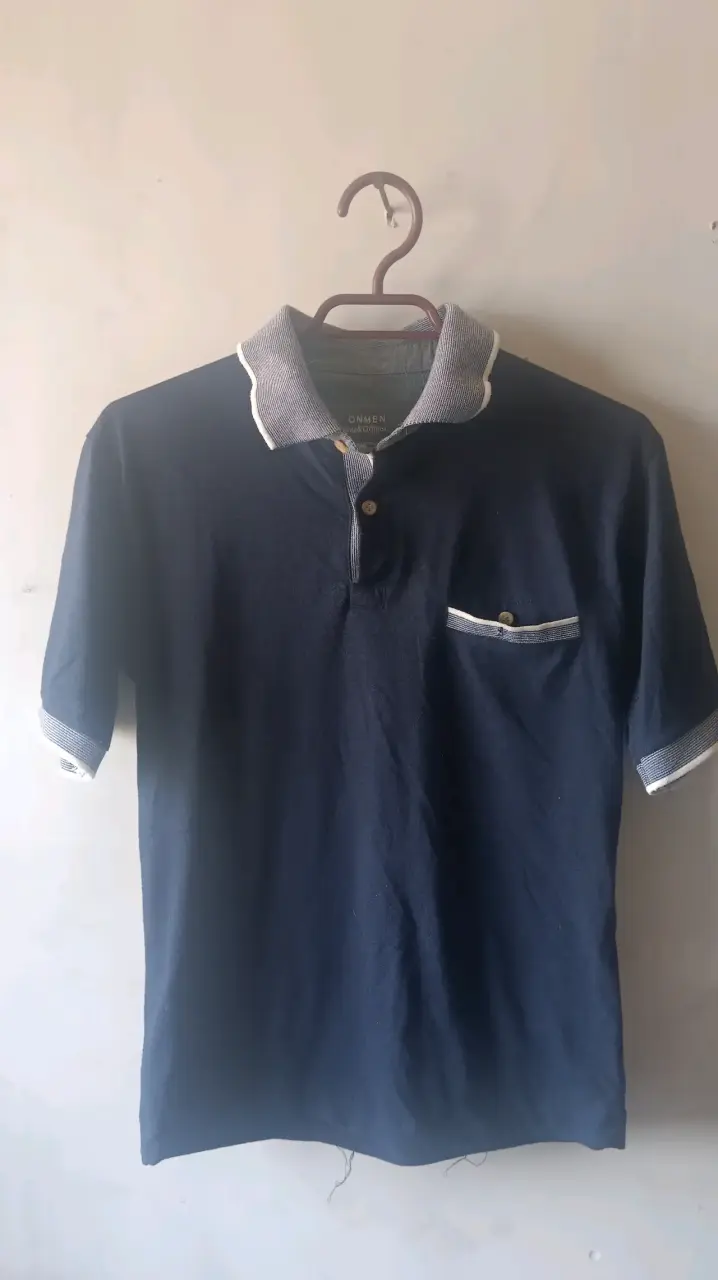 Polera azul marino con detalles blancos