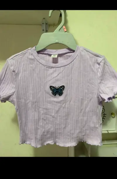 Polera corta lila con mariposa bordada para niña - miniatura 1