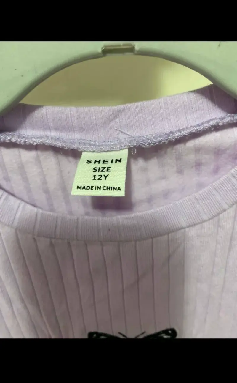 Polera corta lila con mariposa bordada para niña - 2