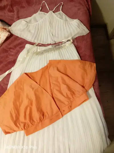 Conjunto de blusa y falda plisada blanca - miniatura 1