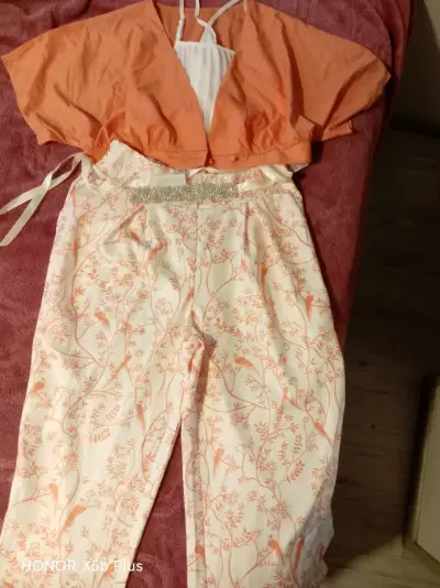 Conjunto de blusa y falda plisada blanca - miniatura 3