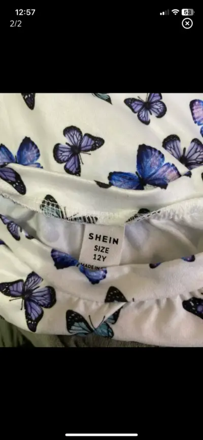 Polera blanca con estampado de mariposas para niña - miniatura 2