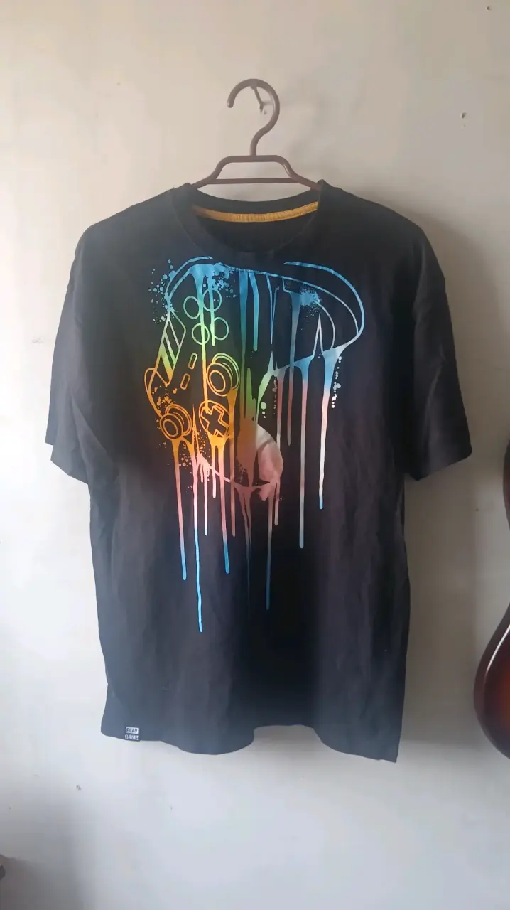 Polera negra con diseño de videojuegos