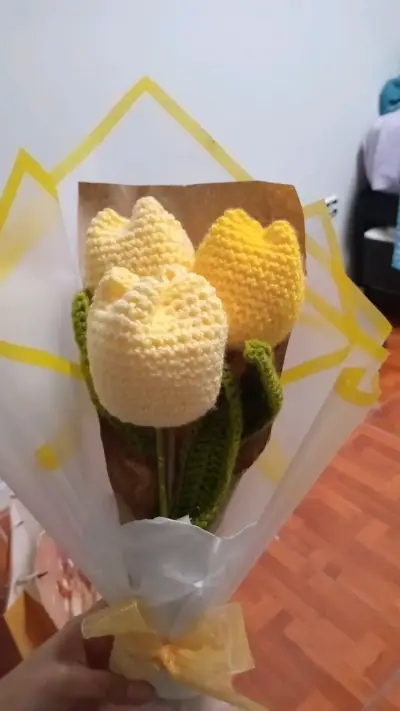Ramo de tulipanes tejidos a crochet - miniatura 1