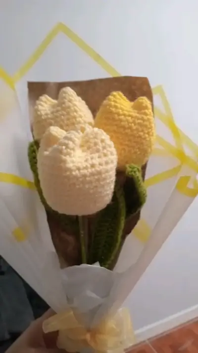 Ramo de tulipanes tejidos a crochet - miniatura 2